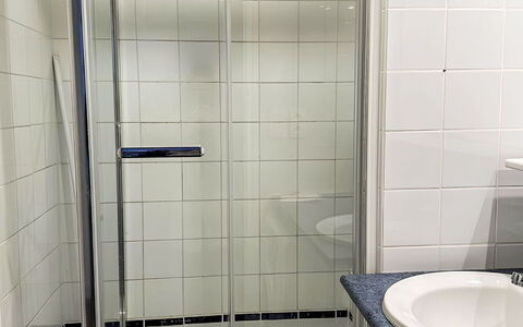 Broussais: Salle De Bains, Luminaire Plomberie, Sol, Sol, Plomberie, Porte De Douche, Douche, Composite, Tuile