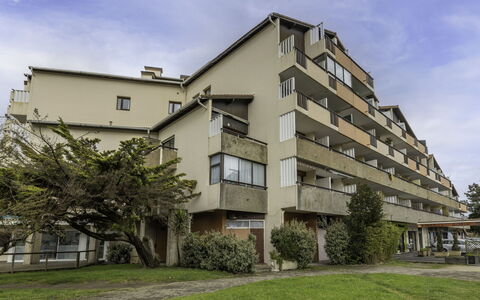 La Pecherie: Nuage, Ciel, Plante, Bâtiment, Fenêtre, Arbre, Lot Terre, Design Urbain, Herbe, Condominium