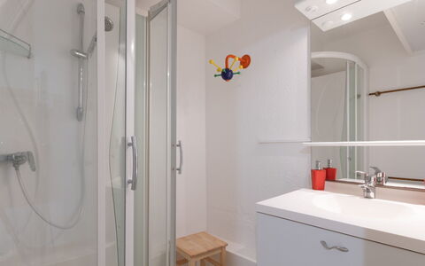 La Pecherie: Miroir, Robinet, Luminaire Plomberie, Propriété, Évier, Bâtiment, Cabinetry, Armoire De Toilette, Salle De Bains