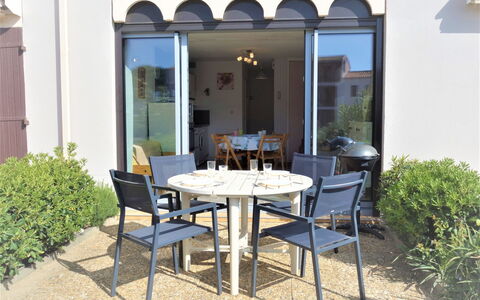 Marina 2: Table, Plante, Meubles, Parapluie, Bâtiment, Tableau De Plein Air, Mobilier De Jardin, Ombre, Arbre, Chaise