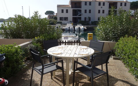 Marina 2: Meubles, Table, Plante, Propriété, Bâtiment, Ciel, Fenêtre, Chaise, Tableau De Plein Air, Mobilier De Jardin