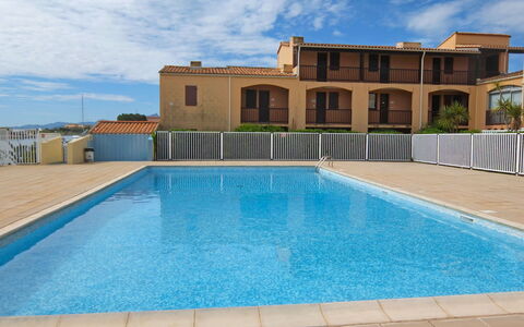 Marina 2: L'Eau, Nuage, Ciel, Plante, Propriété, Bâtiment, Piscine, Fenêtre, Bleu Azur, Maison