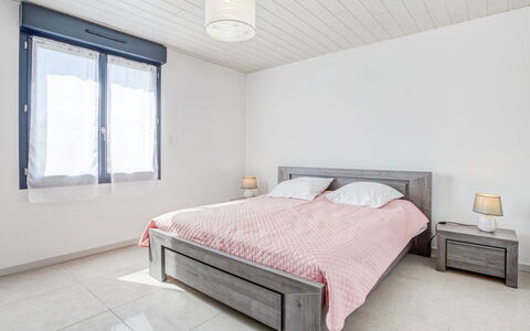 Peyroutic: Bâtiment, Meubles, Propriété, Fenêtre, Confort, Bois, Textile, Design Intérieur, Cadre De Lit