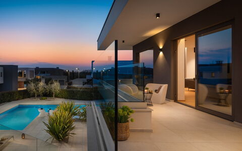 Old Olive Vii: Plante, Bâtiment, Ciel, Ombre, L'Eau, Fenêtre, Design Intérieur, Condominium, Plante D'Appartement, Piscine