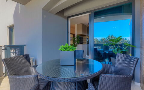 Wing 77: Table, Meubles, Plante, Propriété, Chaise, Plante D'Appartement, Bâtiment, Pot De Fleur, Bleu, Bleu Azur
