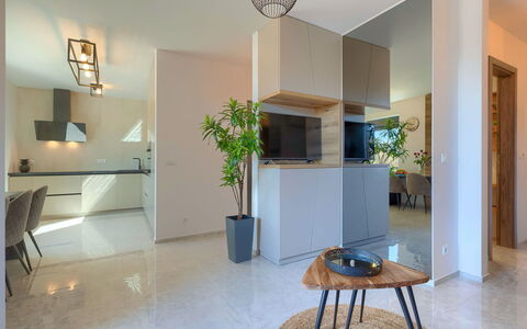 Wing 77: Meubles, Table, Bois, Plante D'Appartement, Cabinetry, Architecture, Salle, Sol, Design Intérieur, Salon