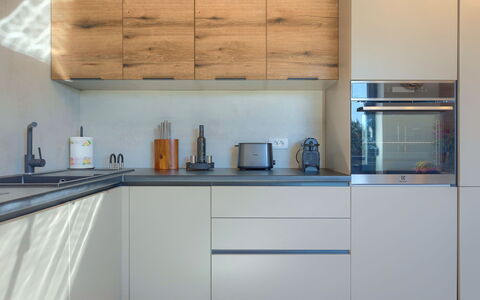 Wing 77: Robinet, Cabinetry, Comptoir, Bâtiment, Évier, Evier, Cuisine, Rayonnage, Bois, Appareil De Cuisine