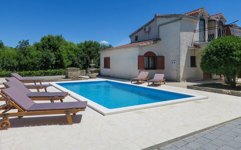 Čulina: Ciel, Bâtiment, Propriété, Plante, Piscine, Fenêtre, Maison, Arbre, Ombre, L'Eau