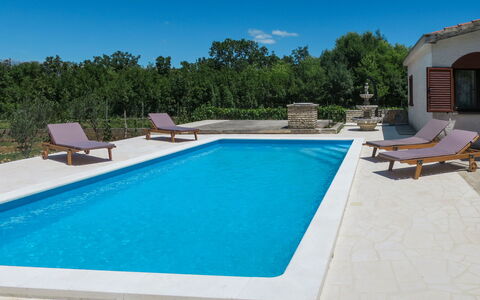 Čulina: L'Eau, Ciel, Piscine, Bâtiment, Plante, Bleu Azur, La Nature, Ombre, Rectangle, Chaise
