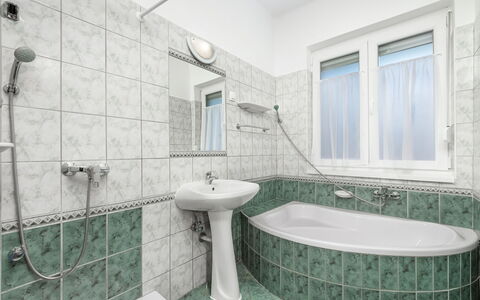 Silver Pinea: Luminaire Plomberie, Propriété, Baignoire, Tete De Douche, Robinet, Bâtiment, Fenêtre, Salle De Bains, Douche, Plante
