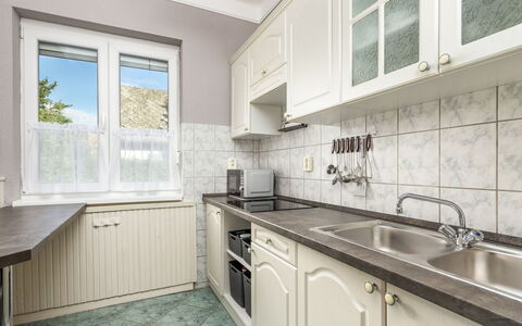 Silver Pinea: Comptoir, Cabinetry, Evier, Évier, Propriété, Bâtiment, Fenêtre, Robinet, Cuisine, Cuisinière