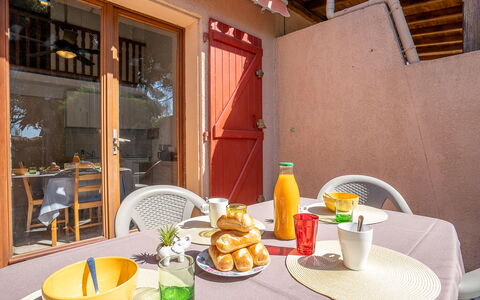 Thalassa: Aliments, Table, Vaisselle, Meubles, Propriété, Vaisselle, Orange, Bâtiment, Assiette, Design Intérieur