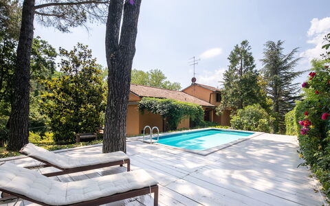 Villa Del Mugello: Ciel, Plante, Nuage, Propriété, Bâtiment, L'Eau, Piscine, Arbre, Ombre, Mobilier De Jardin