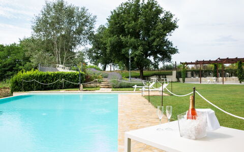 Villa Papiano: L'Eau, Ciel, Plante, Propriété, Arbre, Nuage, Mobilier De Jardin, Piscine, Lot Terre, Ombre
