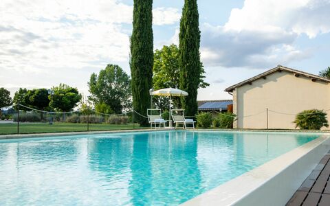 Villa Papiano: L'Eau, Nuage, Ciel, Plante, Piscine, Arbre, Bâtiment, Loisir, Herbe, Immobilier
