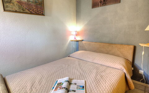 Port Sud: Pièce, Chambre, Lit, Meubles, Propriété, Design Intérieur, Mur, Confort, Sol, Drap De Lit