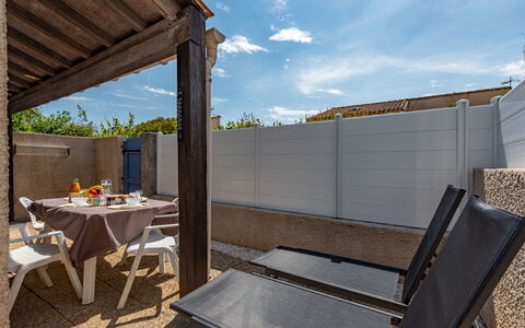 Les Capellanes: Ciel, Nuage, Meubles, Table, Chaise, Bâtiment, Ombre, Mobilier De Jardin, Tableau De Plein Air, Bois