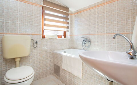 Petra: Robinet, Luminaire Plomberie, Baignoire, Propriété, Salle De Bains, Lavabo, Design Intérieur, Sol, Sol