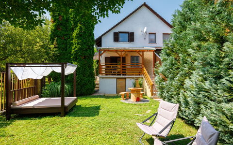 Violetta 3: Plante, Propriété, Bâtiment, Maison, Ombre, Mobilier De Jardin, Arbre, Lot Terre, Architecture, Herbe