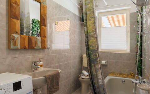 Violetta 3: Salle De Bains, Luminaire Plomberie, Design Intérieur, Sol, Sol, Toilette, Siège De Toilette, Lavabo, Évier, Robinet