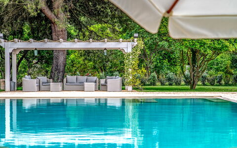 Villa Oria: L'Eau, Propriété, Piscine, Plante, Bleu Azur, Ombre, Rectangle, Mobilier De Jardin, Chaise, Loisir