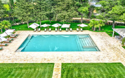 Villa Oria: L'Eau, Plante, Propriété, Piscine, Vert, Rectangle, Arbre, Ombre, Herbe, Mobilier De Jardin