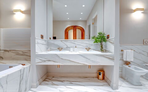 Villa Oria: Luminaire Plomberie, Propriété, Baignoire, Robinet, Salle De Bains, Bâtiment, Confort, Éclairage, Architecture, Design Intérieur