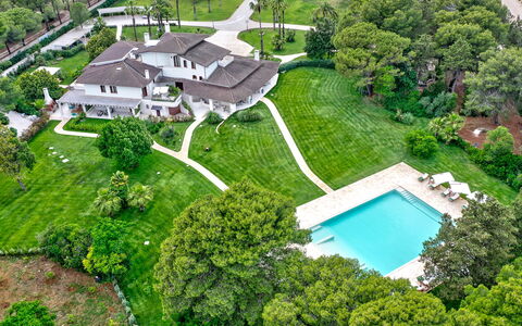 Villa Oria: Bâtiment, Plante, Vert, Arbre, Paysage Naturel, Lot Terre, Végétation, Design Urbain, Maison, Biome