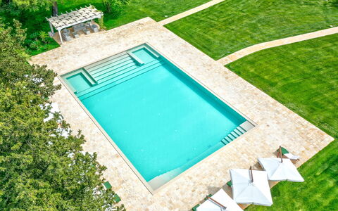 Villa Oria: L'Eau, Plante, Piscine, Vert, Rectangle, Bleu Azur, Lot Terre, Bâtiment, Herbe, Design Urbain
