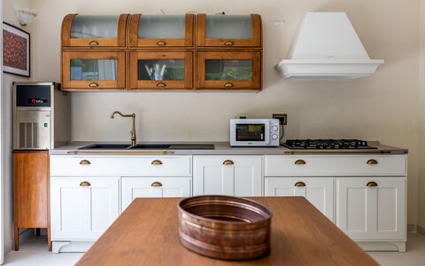 Villa Oria: Marron, Cabinetry, Comptoir, Meubles, Propriété, Bâtiment, Tiroir, Cuisinière, Cuisine, Bois