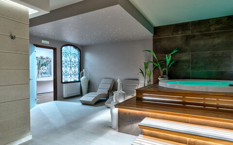 Villa Oria: Meubles, Propriété, Plante, Éclairage, Design Intérieur, Confort, Bois, Sol, Sol, Salon