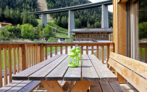 Steinach am Brenner 130: Meubles, Table, Ciel, Plante, Bâtiment, Bois, Arbre, Porche, Design Intérieur, Clôture