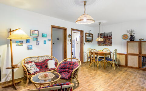 Měřín: Propriété, Meubles, Cadre, Chaise, Bois, Design Intérieur, Table, Sol, Sol, Mur