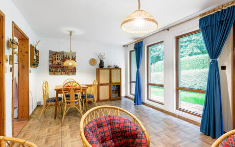 Měřín: Cadre, Meubles, Propriété, Décoration, Chaise, Table, Vert, Bois, Architecture, Télévision