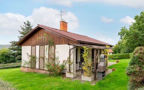 Měřín: Plante, Nuage, Ciel, Arbre, Bâtiment, Lot Terre, Paysage Naturel, Chalet, Bois, Porte