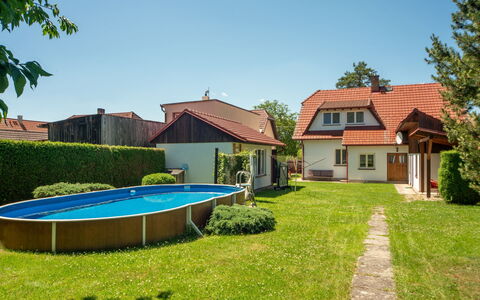 Sudoměřice: Maison, Toit, Domicile, Zone Résidentielle, Chalet, Jardin, Pelouse, Arrière-Cour, Biens, Ombre