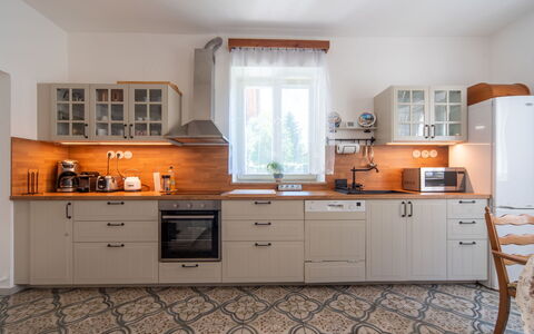 Sudoměřice: Cuisine, Appareil De Cuisine, Cabinetry, Comptoir, Meubles, Principaux Appliance, Design Intérieur, Sol, Tiroir, Bois