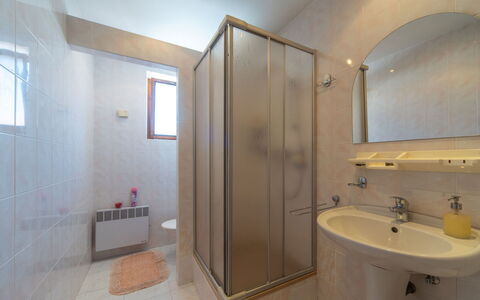 Sudoměřice: Sol, Luminaire Plomberie, Design Intérieur, Sol, Lavabo, Salle De Bains, Mur, Évier, Plafond, Robinet