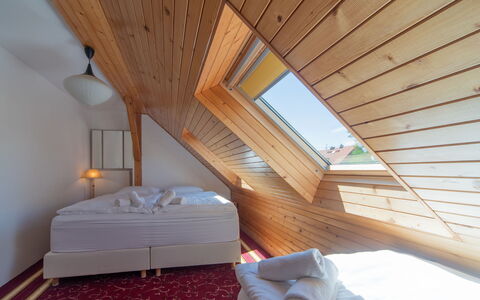 Sudoměřice: Bois, Sol, Sol, Tache De Bois, Chambre, Dur, Literie, Drap De Lit, Lit, Oreiller