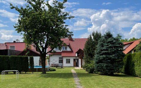 Sudoměřice: Nuage, Plante, Ciel, Bâtiment, Propriété, Fenêtre, Arbre, Lot Terre, Herbe, Maison