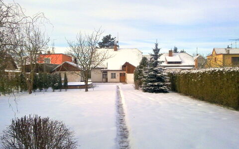 Sudoměřice: Nuage, Ciel, Plante, Bâtiment, Neige, Fenêtre, Branche, Éclairage Public, Arbre, Maison