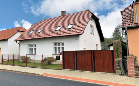 Sudoměřice: Nuage, Plante, Ciel, Bâtiment, Propriété, Fenêtre, Porte, Maison, Surface De La Route