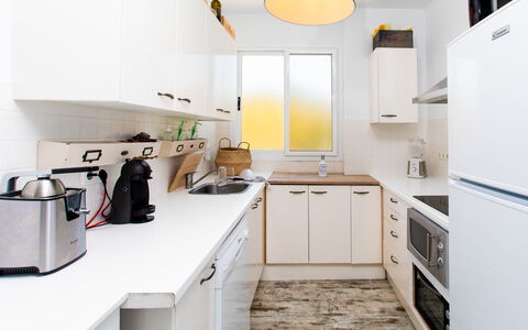 Leonor: Cabinetry, Comptoir, Blanc, Evier, Cuisine, Bâtiment, Cuisinière, Évier, Tiroir, Éclairage