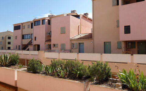 Les Terrasses Fleuries: Plante, Ciel, Bâtiment, Propriété, Fenêtre, Bleu Azur, Maison, Quartier, Condominium, Design Urbain