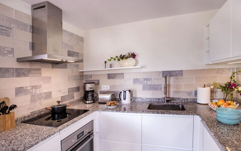 Villa El Camino: Comptoir, Cabinetry, Cuisine, Évier, Appareil De Cuisine, Cuisinière, Électroménager, Bâtiment, Design Intérieur, Capot D'Echappement