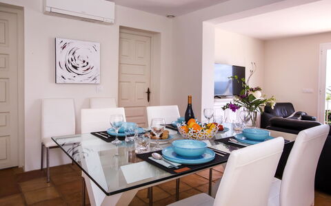 Villa El Camino: Table, Meubles, Plante, Bâtiment, Salon, Bois, Sol, Sol, Chaise, Immobilier