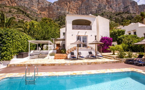 Villa El Camino: L'Eau, Nuage, Plante, Propriété, Montagne, Ciel, Bleu Azur, Bâtiment, Piscine, Bleu