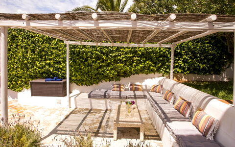 Villa El Camino: Plante, Propriété, Communauté Des Plantes, Ombre, Mobilier De Jardin, Architecture, Arbre, Herbe, Chaise, Loisir