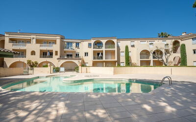 Saint-tropez 170: L'Eau, Ciel, Bâtiment, Piscine, Bleu Azur, Maison, Fenêtre, Plante, Arbre, Loisir