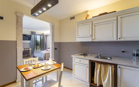 La Smarrita: Cabinetry, Propriété, Meubles, Comptoir, Bois, Design Intérieur, Table, Bâtiment, Cuisine, Sol